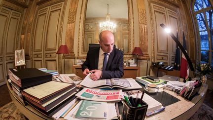 Jean-Michel Blanquer&nbsp;dans son bureau, le 18 janvier 2018. (JOEL SAGET / AFP)