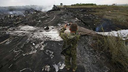  (Un séparatiste pro-russe prend des photos du site du crash. © Maxim Zmeyev/Reuters)