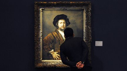 Le tableau de Rembrandt "Portrait d'un homme, à mi-corps, mains sur les hanches", mis à prix pour 50 millions de dollars à Sotheby's Asie, à Pékin (28 novembre 2013)
 (Wang Zhao / AFP)