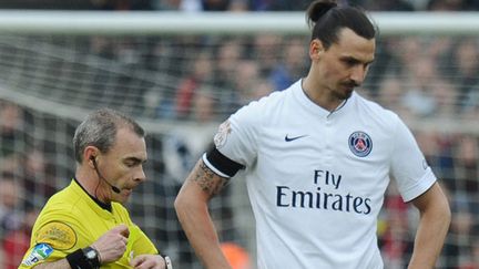 L'arbitre Mr Jaffredo et Zlatan Ibrahimovic lors de Bordeaux-PSG