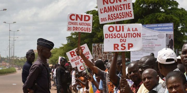 Des manifestants brandissent des pancartes le 23 septembre 2015 à Ouagadougou. 
 (AFP/SIA KAMBOU)