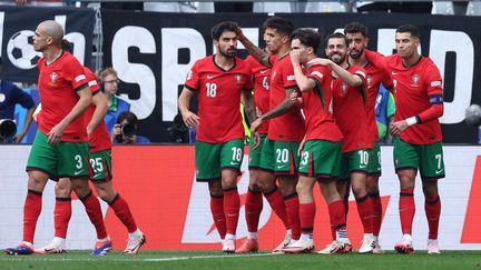 Les Portugais après leur troisième but face à la Turquie, le 22 juin 2024, à Dortmund, lors de l'Euro de football. (FRANCK FIFE / AFP)