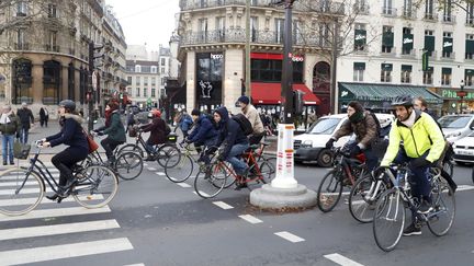 A défaut de transports en commun, des Parisiens se déplacent à vélo, le 12 décembre 2019, pendant la grève contre la réforme des retraites. (MAXPPP)