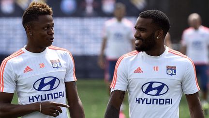 Njie (à gauche) n'évoluera plus avec Lacazette (à droite) la saison prochaine  (FRANCK FIFE / AFP)