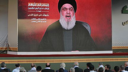 Men gathered to watch the speech of Hezbollah leader Hassan Nasrallah, November 3, 2023, in Beirut (Lebanon).  (AHMAD AL-RUBAYE / AFP)