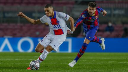 Kylian Mbappé dépasse Gérard Piqué lors des huitièmes de finale face au FC Barcelone au Camp Nou, où il a inscrit un triplé lors d'une large victoire 4-1 du PSG, le 16 février 2021. (JOAN MONFORT/SIPA)