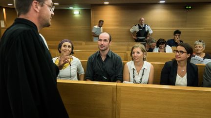 Les deux&nbsp;"décrocheurs" Pierre Goinvic et Fanny Delahalle aux côtés de l'ancienne ministre Cécile Duflot, lors de leur procès, le 2 septembre 2019 à Lyon (Rhône). (NICOLAS LIPONNE / NURPHOTO / AFP)