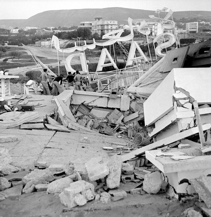 Des sauveteurs tentent de retrouver des victimes, le 2 mars 1960, dans les ruines des maisons effondrées lors du séisme d'Agadir, au Maroc.&nbsp; (AFP)