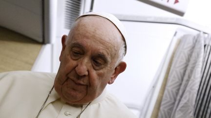 Le pape François lors d'une conférence de presse, le 29 juillet 2022, à bord de son avion après son voyage au Canada. (GUGLIELMO MANGIAPANE / AFP)