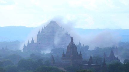 L'ancien temple Sulamani, construit en briques au XIIe siècle, est enveloppé d'un nuage de poussière au moment où le séisme frappe Bagan, le 24 août. (SOE MOE AUNG / AFP)