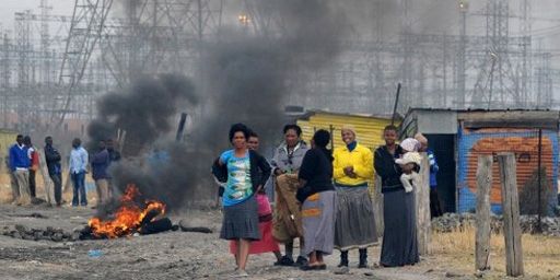 Dans un bidonville à Marikana le 15 septembre 2012 (AFP - ALEXANDER JOE)