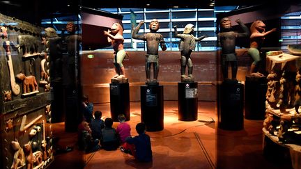 Trois statues exposées au musée du Quai Branly et conservées en France à la suite du pillage&nbsp;du palais des rois d'Abomey par des troupes coloniales en 1892.&nbsp; (GERARD JULIEN / AFP)