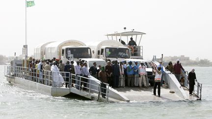 Le 29 janvier 2008, un premier groupe de réfugiés traverse le fleuve Sénégal, de retour en Mauritanie. (NORMAND BLOUIN / X02445)