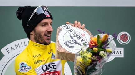 Adam Yates après sa victoire lors de la 4e étape du Tour de Romandie, le 29 avril 2023. (FABRICE COFFRINI / AFP)