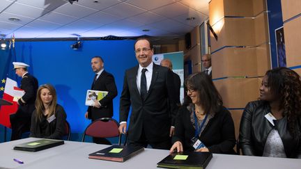 Fran&ccedil;ois Hollande lors de la signature d'emplois d'avenir, &agrave; Chelles (Seine-et-Marne), le 8 Novembre 2012. (BERTRAND LANGLOIS / POOL)