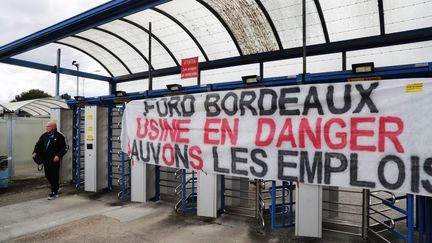 Les salariés de l'usine de Ford à Blanquefort continuent de protester contre la fermeture de leur usine prévue en août prochain. (BONNAUD GUILLAUME / MAXPPP)