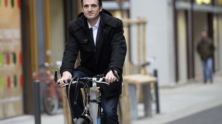 Éric Piolle, guidon en mains (PHILIPPE DESMAZES / AFP)