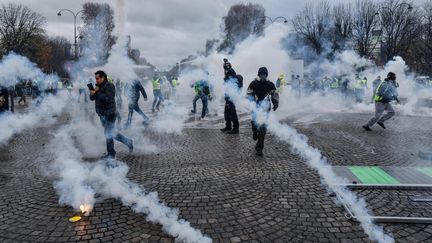 Tirs de grenades lacrymogènes à Paris, le 24 novembre. (JULIEN MATTIA / LE PICTORIUM / MAXPPP)