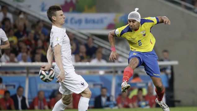 &nbsp; (L'Équatorien Noboa face à Laurent Koscielny © Christophe Ena/AP/SIPA)