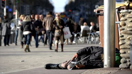 Un homme sans domicile fixe &agrave; Marseille (Bouches-du-Rh&ocirc;ne), le 20 f&eacute;vrier 2013. (MAXPPP)