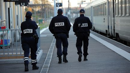 &nbsp; (Des policiers en gare de Bourg en Bresse le 16 novembre 2015 ©maxPPP)