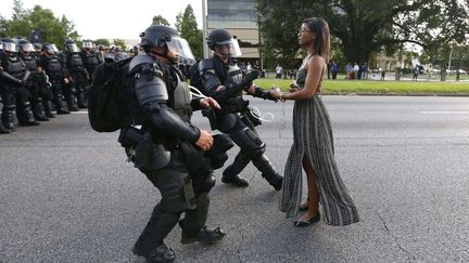 Sujets contemporains, premier prix.&nbsp;
Dans cette photo de Jonathan Bachman, une manifestante est arrêtée par la police en marge d'un rassemblement de protestation contre la mort d'Alton Sterling, le 9 juillet 2016 à Bâton-Rouge (Etats-Unis). (JONATHAN BACHMAN/AP/SIPA / AP)