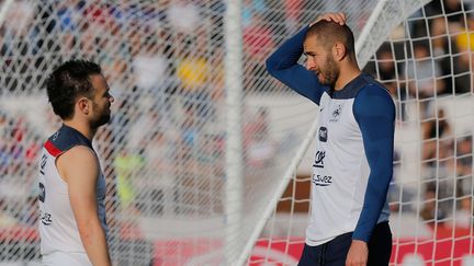 Mathieu Valbuena et Karim Benzema, le 10 juin 2014 lors de la Coupe du monde au Br&eacute;sil. (DAVID VINCENT / AP / SIPA)