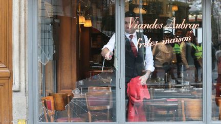 La vitrine cassée d'un restaurant près de la tour Eiffel, à Paris, pendant une manifestation des "gilets jaunes", le 9 février 2019.&nbsp; (MICHEL STOUPAK / NURPHOTO)