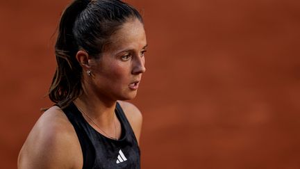 Daria Kasatkina à Roland-Garros, le 4 juin 2023, lors de son match face à l'Ukrainienne Elina Svitolina. (THOMAS SAMSON / AFP)