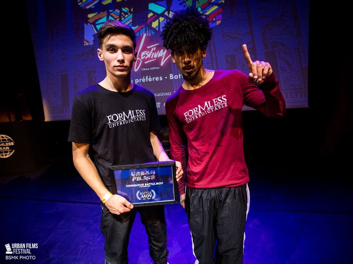 B-boy Lagaet, un des membres du jury, aux côtés de Marlone (Immigrandz Crew), gagnant du concours e-Battle Mov 2020 (BSMK PHOTO Formless corp)