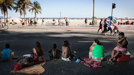 
 
Quand il fait trop chaud, les habitants de la favela se reposent à l'ombre sur la plage de Copacabana…
 
 (Buyckx Frederik/ANI)