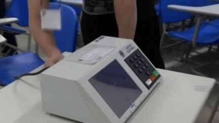 Certains militants de Jair Bolsonaro affirment que la dernière élection présidentielle au Brésil a été truquée. Ils remettent en cause les machines de vote électronique. (FRANCEINFO)