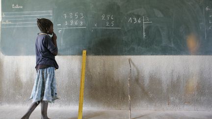 Elève dans une école bilingue de Nongana, au nord de la capitale du Burkina Faso,Ouagadougou, le 23 novembre 2004. (ISSOUF SANOGO / AFP)