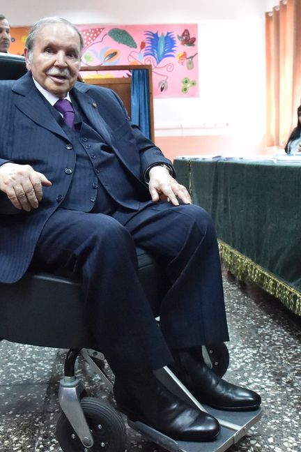 Abdelaziz Bouteflika pris en photo dans un bureau de vote, le 4 mai 2017, lors des élections législatives algériennes. (RYAD KRAMDI / AFP)