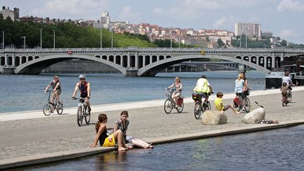 Des plaisanciers au bord des Berges du Rhône (NC / MAXPPP)