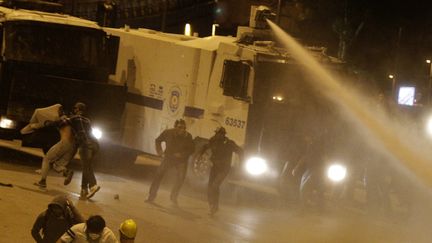 La police turque disperse et arr&ecirc;te des manifestants hostiles au gouvernement, le 4 juin 2013 &agrave; Istanbul (Turquie). (STOYAN NENOV / REUTERS)