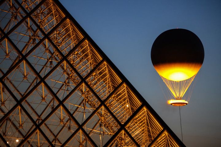 L'œuvre de Mathieu Lehanneur visible derrière la pyramide du Louvre, le 28 juillet 2024, à Paris. (THIBAUD MORITZ / AFP)