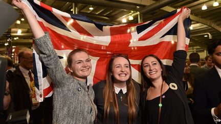 Apr&egrave;s l'&eacute;clatante victoire du non, &agrave; plus de 55%, la joie de jeunes partisanes de l'Union au Centre "Royal Highland" en Ecosse. (LEON NEAL / AFP)