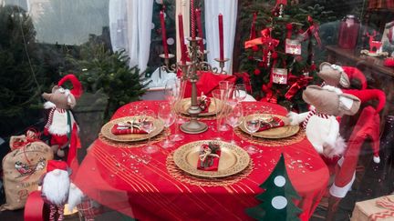 Des jouets décorent une table de Noël dans un marché à Amiens (Somme), le 1er décembre 2019. (AMAURY CORNU / HANS LUCAS / AFP)