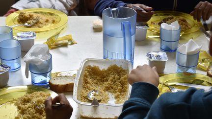 Une cantine scolaire à Bordeaux (Gironde), le 13 septembre 2017.&nbsp; (GEORGES GOBET / AFP)