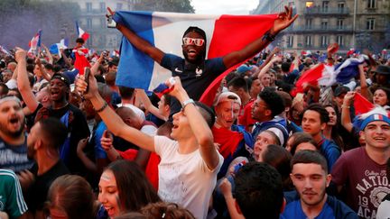 Le V de la victoire sur la place de l'Hôtel de ville, à Paris, où une fan-zone avait été installée pour la première fois de la compétition. (PHILIPPE WOJAZER / REUTERS)