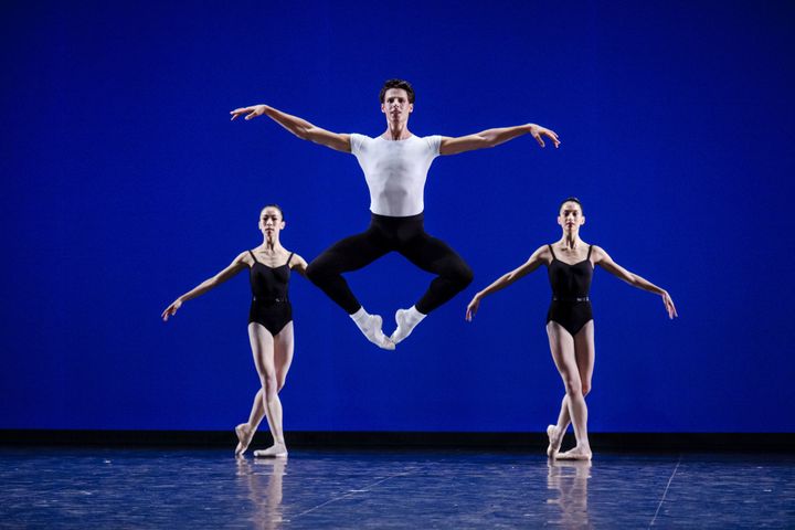 L'étoile Germain Louvet au centre, dans "Agon" de Balanchine
 (Agathe Poupeney/Opéra national de Paris)