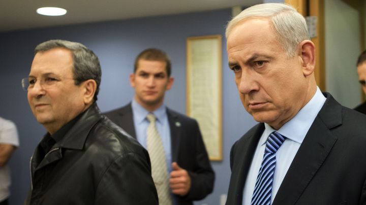 Le Premier ministre isra&eacute;lien, Benyamin Netanyahu (D)&nbsp;et le ministre de la D&eacute;fense, Ehud Barak, arrivent &agrave; une conf&eacute;rence de presse &agrave; Tel-Aviv (Isra&euml;l), le 14 novembre 2012. (JACK GUEZ / AFP)