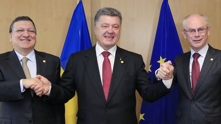 Le pr&eacute;sident ukrainien (C), avec le pr&eacute;sident de la Commission europ&eacute;enne, Jos&eacute; Manuel Barroso (G), et&nbsp;le pr&eacute;sident du Conseil europ&eacute;en,&nbsp;Herman Van Rompuy.&nbsp; (AFP)