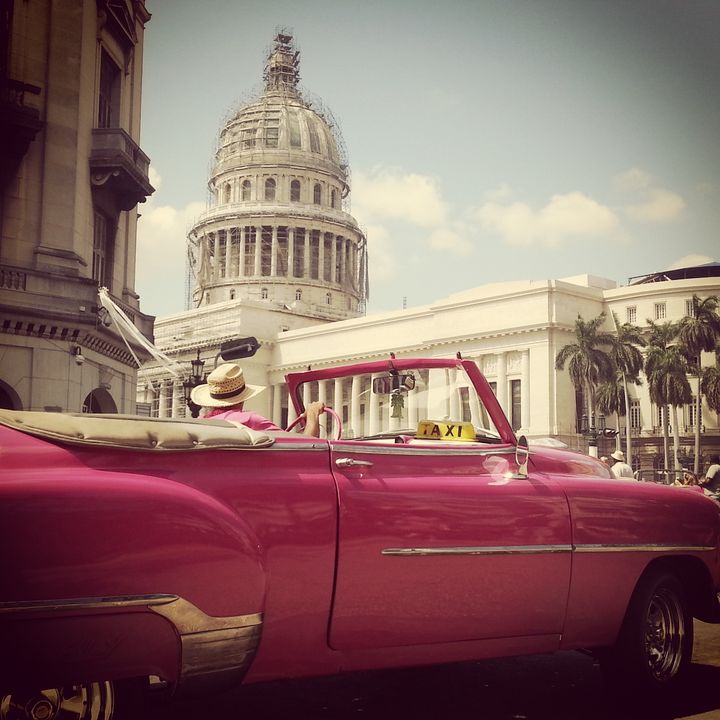 &nbsp; (A Cuba, les vieilles voitures américaines roulent encore. © Gaele Joly)