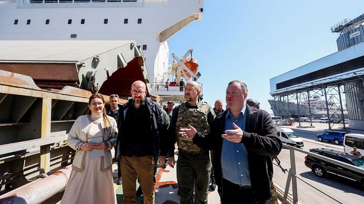 Le président du Conseil européen Charles Michel et le Premier ministre ukrainien Denys&nbsp;Chmygal lors d'une visite du port d'Odessa (Ukraine), le 9 mai 2022. (SERVICE DE PRESSE DU PREMIER MINISTRE UKRAINIEN VIA AFP)