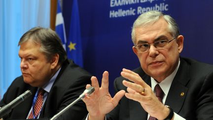 Le Premier ministre grec Lucas Papademos (&agrave; droite) avec le ministre des Finances grec Evangelos Venizelos &agrave; Bruxelles (Belgique), le 9 d&eacute;cembre 2011. (THIERRY CHARLIER / AFP)