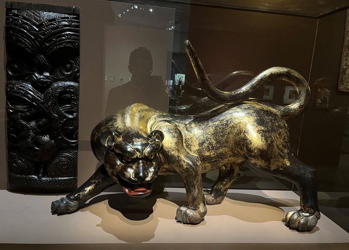 La sculpture spectaculaire d'un tigre japonais en bois du 19e siècle ayant appartenu à Sarah Bernhardt et qui décorait son hôtel particulier (Petit Palais, Yemcel Sadou/FRANCEINFO)