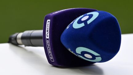 Un micro beIN Sports lors d'un match de Ligue 2 entre Guingamp et Toulouse, le 9 avril 2022. (PHILIPPE RENAULT / MAXPPP)