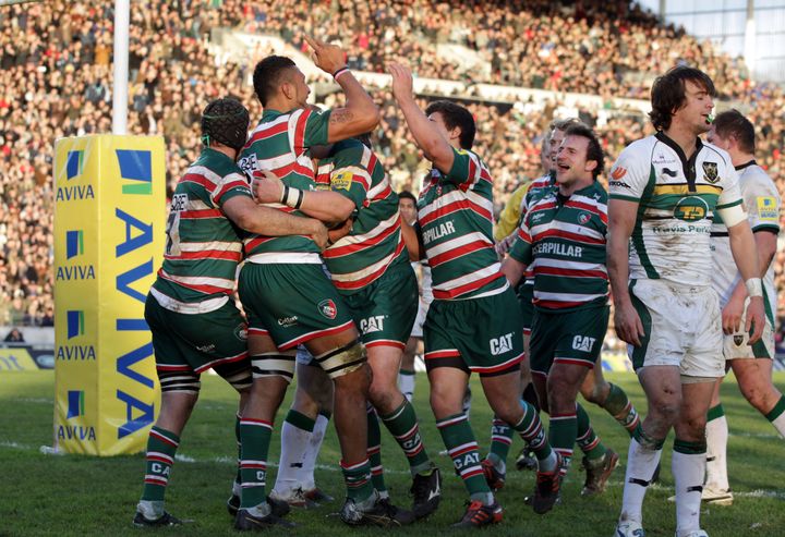 Les joueurs de Leicester f&ecirc;tent un essai apr&egrave;s un essai face &agrave; Northampton, &agrave; Leicester (Angleterre), le 3 d&eacute;cembre 2011.&nbsp; (ROSS KINNAIRD / GETTY IMAGES)